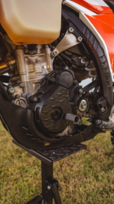 TAPA MOTOR EMBRAGUE 250/350 KTM/HUSQ/GAS EXC 24/25 NEGRO AMX