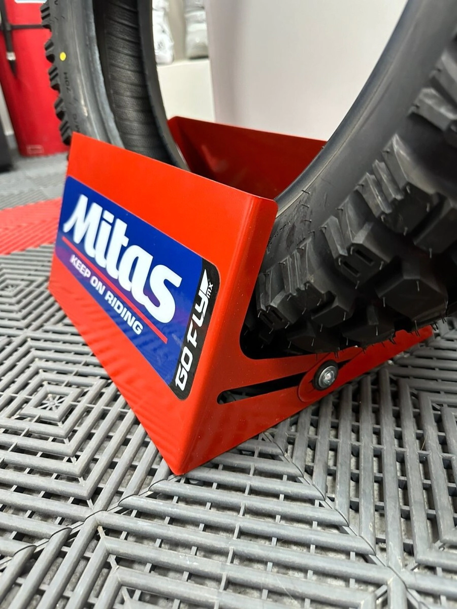 Stand Exhibidor Mitas ROJO- Soporte para Cubiertas MITAS