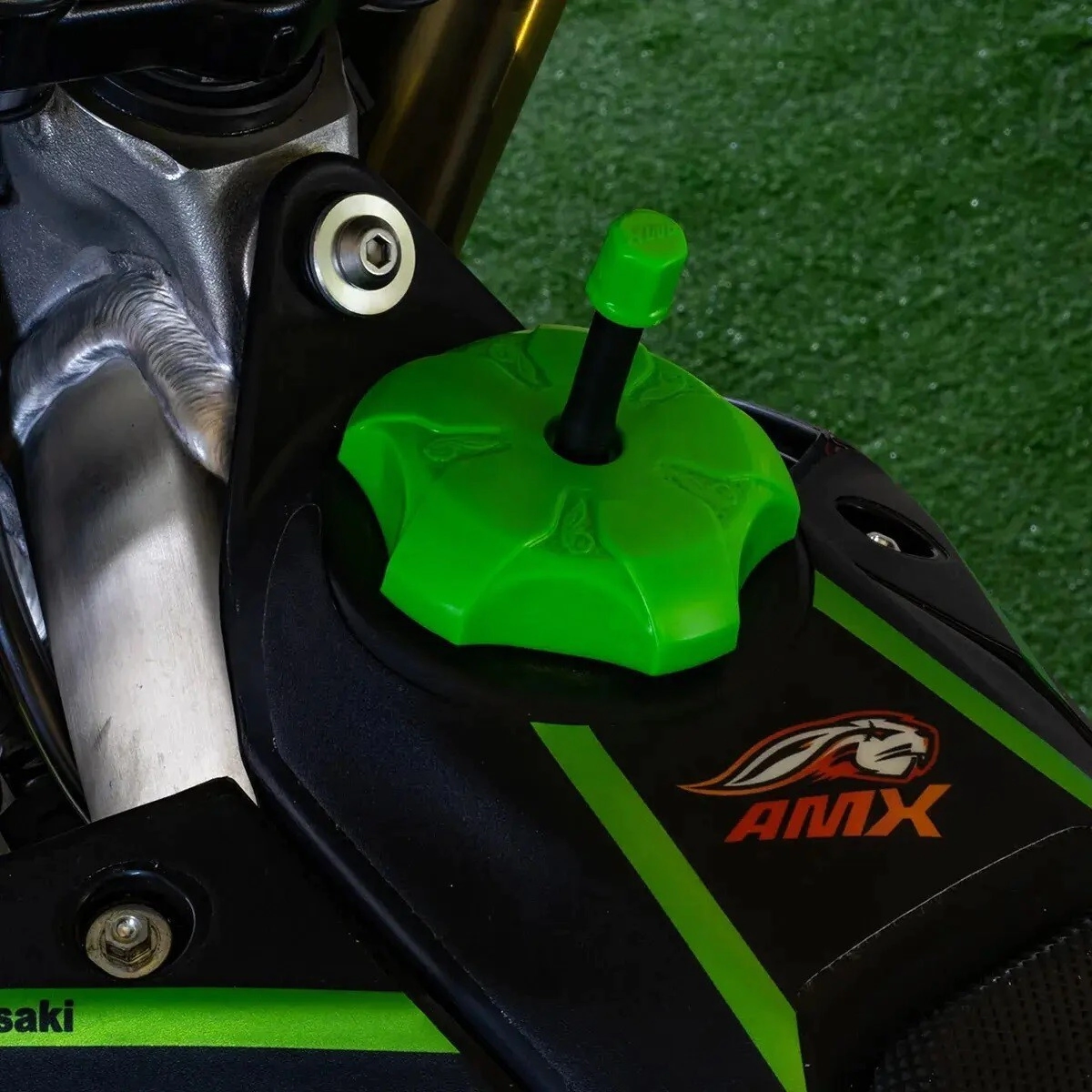 TAPA TANQUE CON VALVULA CRF 250F NEGRO AMX