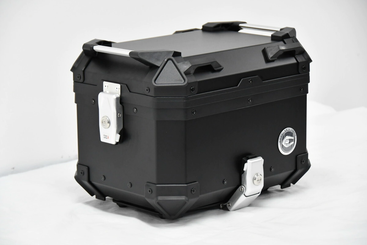 TOP CASE ALU 30L APERTURA LATERAL FULL BLACK COOCASE ALUMINIO 1,5mm + DIVISOR Y ELASTICOS