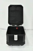 TOP CASE ALU 30L APERTURA LATERAL FULL BLACK COOCASE ALUMINIO 1,5mm + DIVISOR Y ELASTICOS
