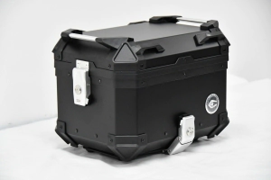 TOP CASE ALU 30L APERTURA LATERAL FULL BLACK COOCASE ALUMINIO + DIVISOR Y ELASTICOS
