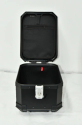 TOP CASE ALU 30L APERTURA LATERAL FULL BLACK COOCASE ALUMINIO + DIVISOR Y ELASTICOS