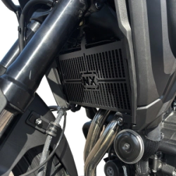 REJILLA CUBRE RADIADOR HONDA NX500 25+ GBS