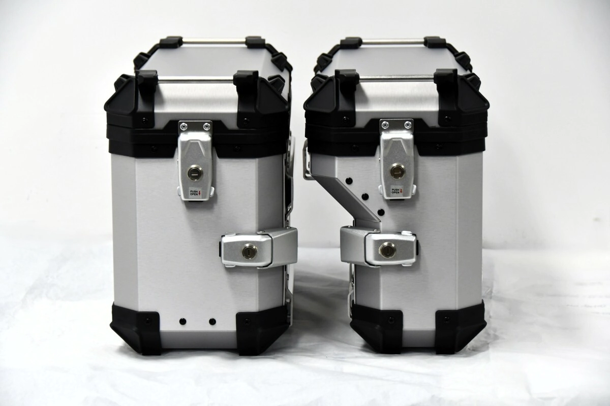 SIDE CASE 38L S-SHAPE DER BRUSHED SILVER COOCASE ALUMINIO 1,5mm + DIVISOR Y ELASTICOS