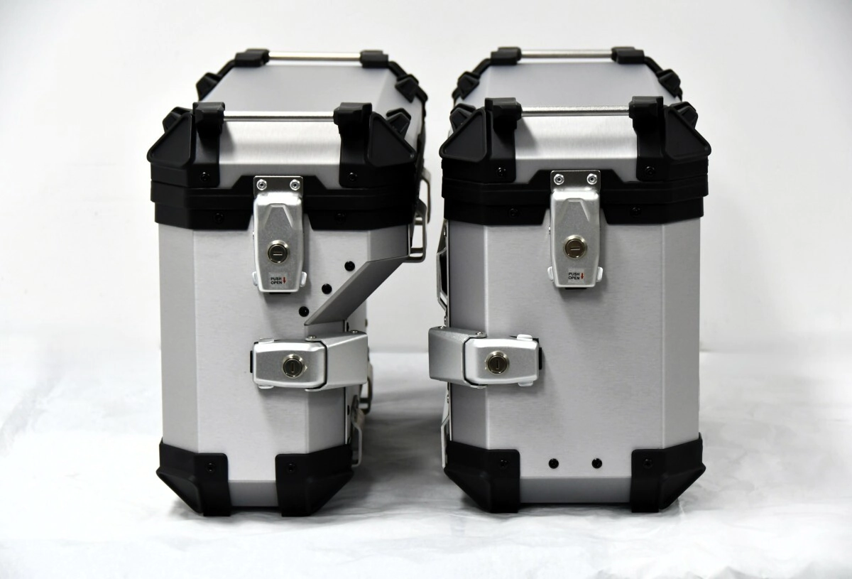 SIDE CASE 38L S-SHAPE IZQ -VOGUE 650- BRUSHED SILVER COOCASE ALUMINIO 1,5mm + DIVISOR Y ELASTICOS